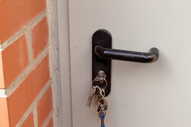 svazek klíčů ve dveřích