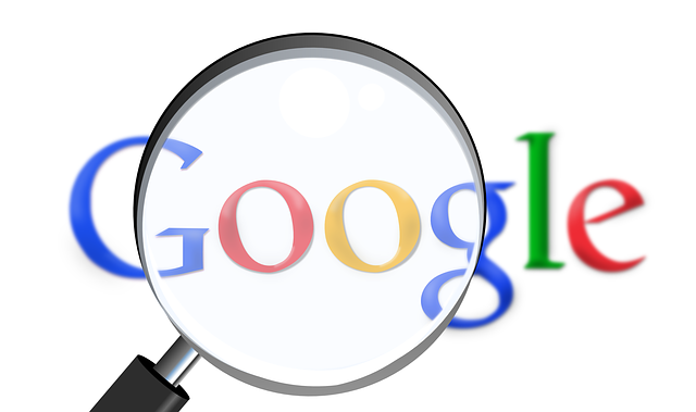 Nápis Google, na ktorý je namierená lupa